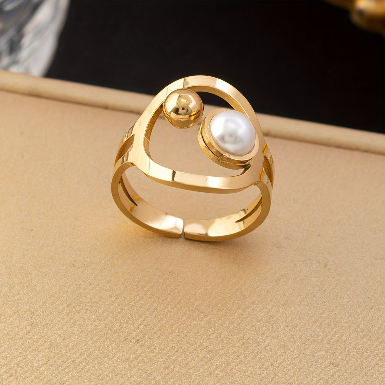 Um conjunto elegante de quatro peças com um colar, brincos e anel em aço inoxidável dourado, perfeito para mulheres usarem diariamente, em encontros ou como presente.