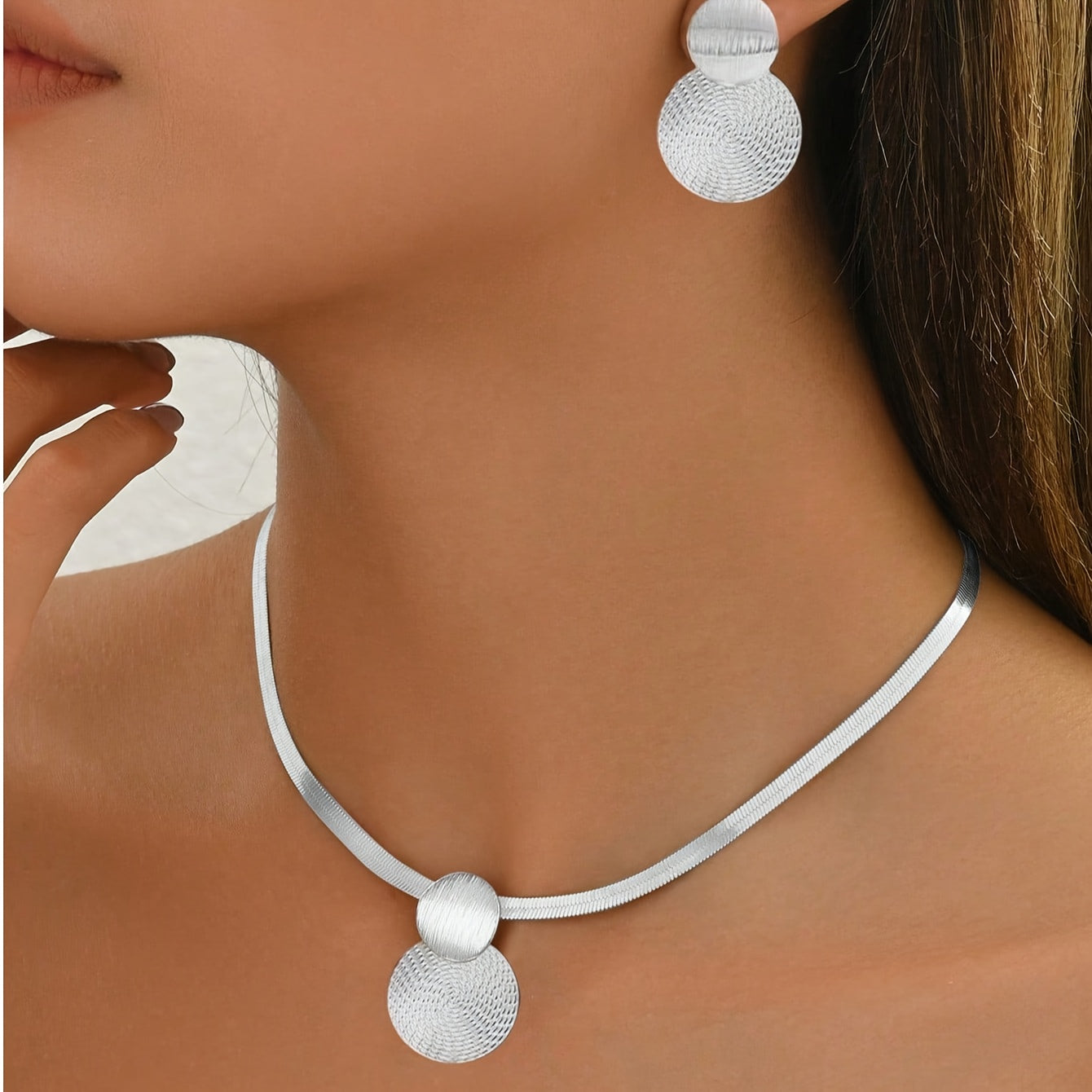 Conjunto de Colar e Brincos Elegantes em Dourado para Mulher - 2 peças - Design de Pendente Espiral Geométrico, Corrente Delicada com Contas Esféricas, Versátil para Roupa Casual e Ocasiões Especiais, Presente de Joalharia para Todas as Estações, Joias para Mulheres, Brincos para Mulheres