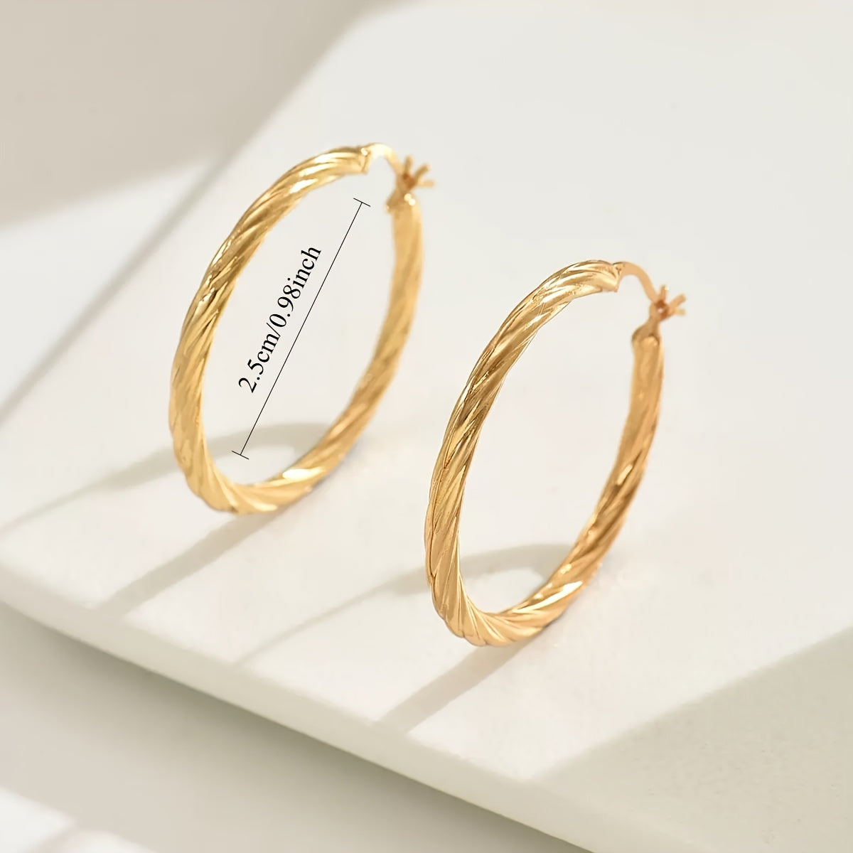 Brincos de argola dourados em aço inoxidável hipoalergênico, alta qualidade - não desbotam, simples e elegantes. Brincos femininos modernos para uso diário ou festas, joias sofisticadas que são presentes requintados