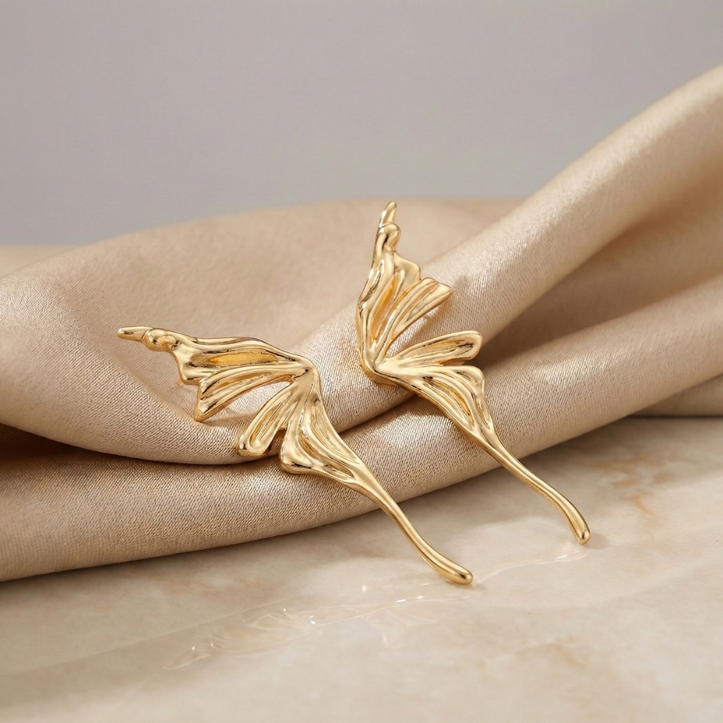 Hypoallergenic Steel Earrings, Suitable for All Four Seasons, Simple and Versatile Wing Motif Design, Luxurious and Elegant, Perfect as a Valentine's Day Gift or for Back to School and Teacher's Day.