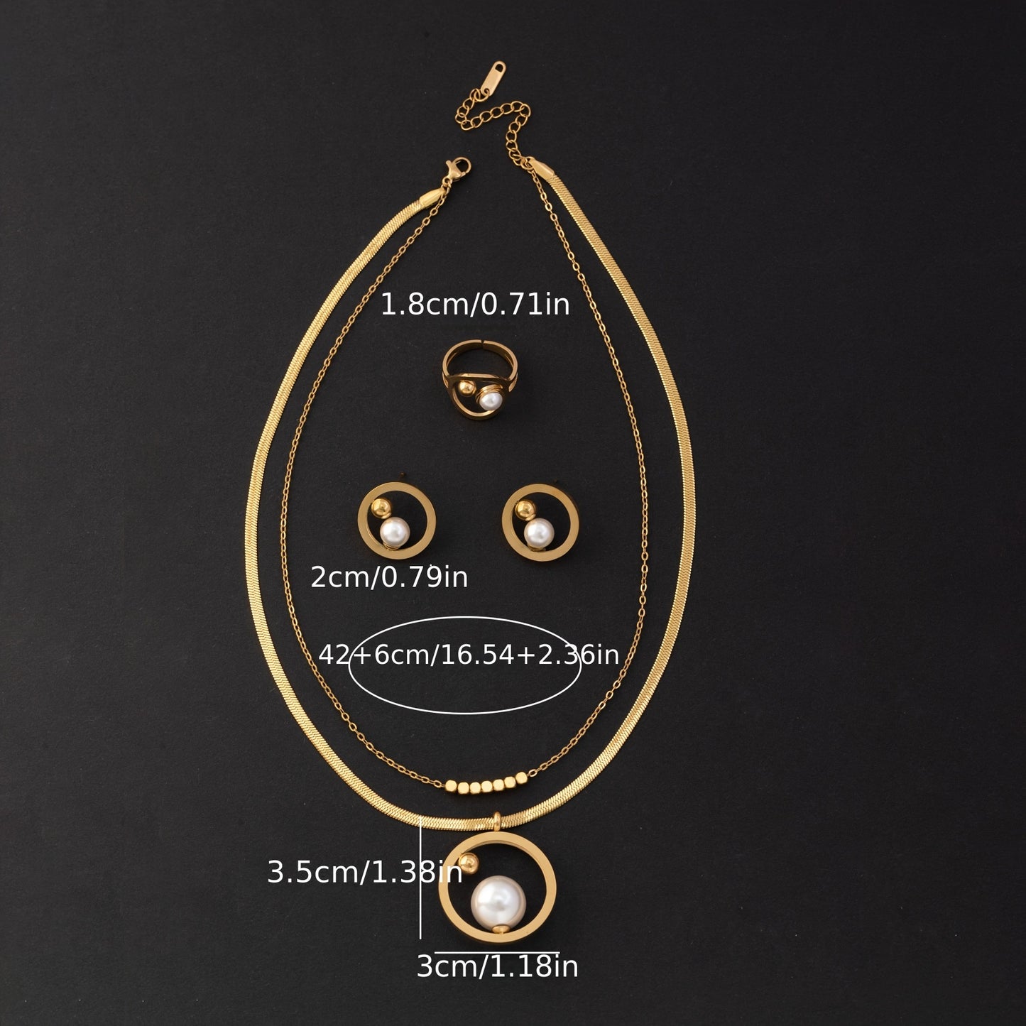 Um conjunto elegante de quatro peças com um colar, brincos e anel em aço inoxidável dourado, perfeito para mulheres usarem diariamente, em encontros ou como presente.